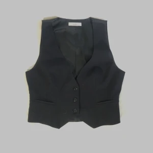 Svart väst - Den perfekta svarta västen! Passar till allt👌