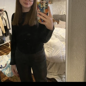 ”Skinn” byxor  - As snygga ”skinn” byxor från hm! Har en liten skada på knät men inget man tänker på (skriv privat för bild) passar mig som har storlek S/36