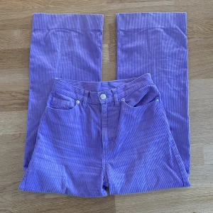 Lila manchesterbyxor  - Lila manchesterbyxor från monki i storlek 32💜 korrekta färgen syns på sista bilden. Minimal slitning vid gylfen (skriv privat för bilder)