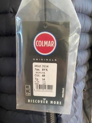 Colmar jacka  - Snygg och stilren colmar jacka som aldrig har använts. 