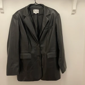 Kavaj - Sjukt ball oversize skinnkavaj från NA-KD! Perfekt inför hösten som kommer!! 