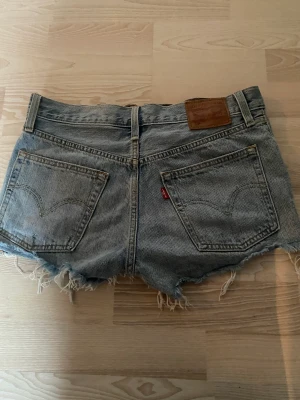 Levis shorts - Säljer dessa skitsnygga Levis jeans shorts som tyvärr är lite försmå för mig, De är stl 26 i midjan o är lite små för mig som har 36-38 i jeans💛 Köpare står för frakt💕