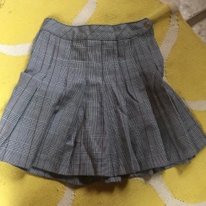 kjol - Använt 2-3 gånger.Bra skick!