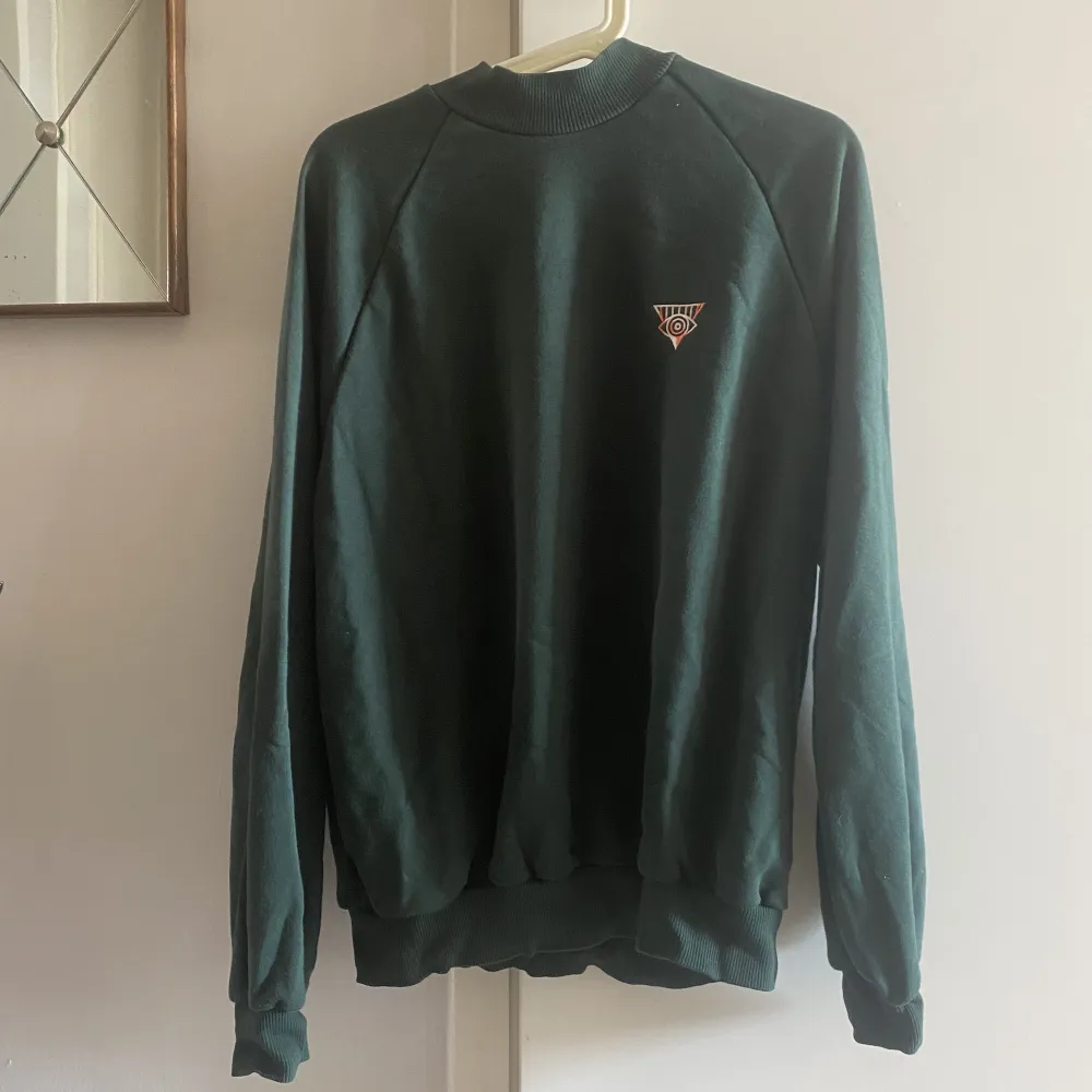 Oversized mörkgrön sweatshirt från junkyard  Den har en ganska hög krage nästan som en turtleneck . Tröjor & Koftor.