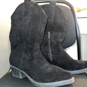Svarta boots - Säljer mina svarta boots köpa i Holland änvänd fåtal gånger storlek 36 färg svart kan gå ner i pris vid snabb affär inga defekter 