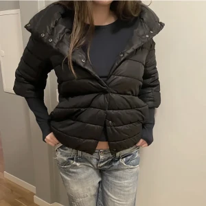 Herno jacka - Säljer denna super fina herno liknande jacka! Super bra båda till hästen men vintern då den är varmfodrad! två fickor super din!!!! 3/4 dels jacka, trekvartsärmadjacka