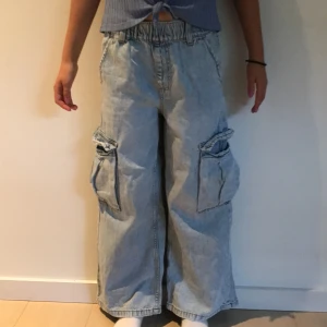 Vida Cargo jeans - Vida Cargo jeans med fickor. Nästan aldrig andvända, endast andvända ett fåtal gånger. Från Zara i storlek 134cm.  Kontakta privat för fler bilder.
