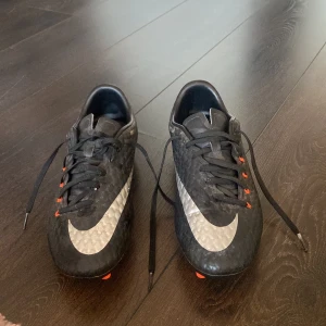 Nike fotbollsskor  - Säljer mina fotbollsskor då jag slutat på fotboll och de inte kommer till någon användning mer. Köparen står för frakt.