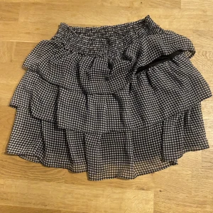 VOLANG KJOL - Minikjol med volanger och rutigt mönster. Helt ny