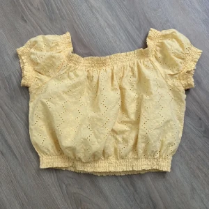 gullig sommar topp - Jätte gullig sommar topp som tyvärr inte kommer till någon använding längre! Den är i bra skick och endast använd ett par fåtal gånger! Står inte vilken storlek det är då lappen är borta, men skulle uppskatta det till en xs
