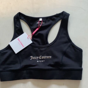 Träningstopp - Säljer denna super fina helt oanvända juice couture träningstopp då den är förstor. Ny skick. Pris är diskuterbart.