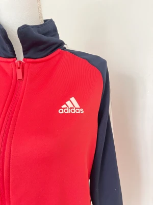 Adidas träningskofta  - En jättefin träningskofta från adidas. Använt denna två gånger(tvättad).