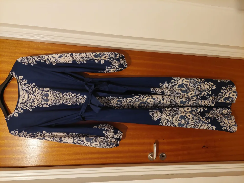 Fin marinblå klänning Har tyvärr aldrig kommit till användning sen den köptes.  Nypris: 249kr. Klänningar.
