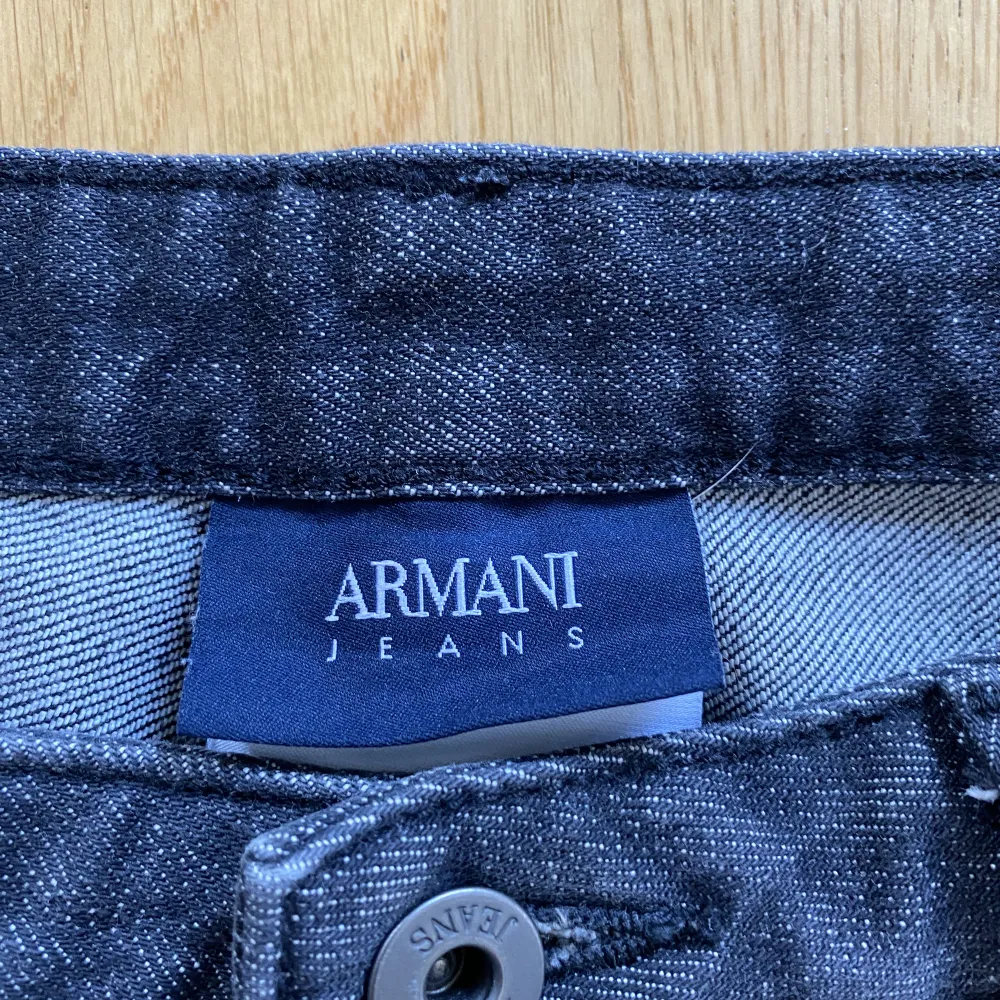 Feta Armani jeans med lite olika  slitningar.. Jeans & Byxor.