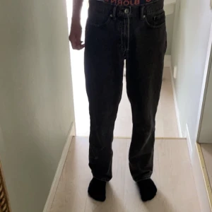 Svarta jeans  - Tjenare! säljer mina jeans från Valient då jag inte längre tycker om deras passform de är ett par loose fit jeans org. pris 500