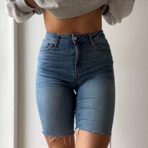 Så snygga och sköna medellånga shorts i stretchigt jeanstyg med slitningar, kan passa S-L skulle jag säga! Bra skick. Köparen står för frakt 🩵