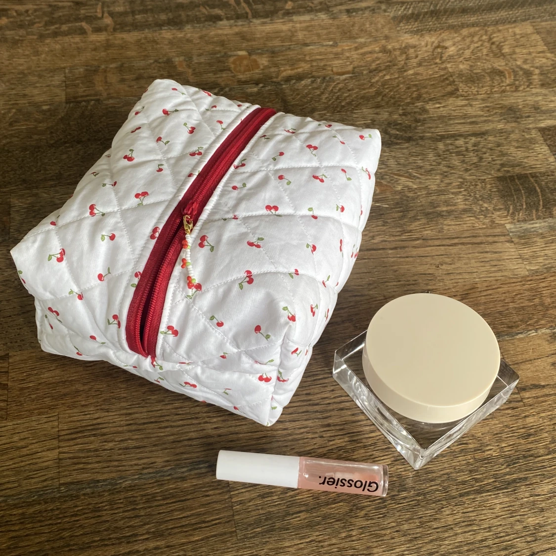 Necessär med körsbärstyg