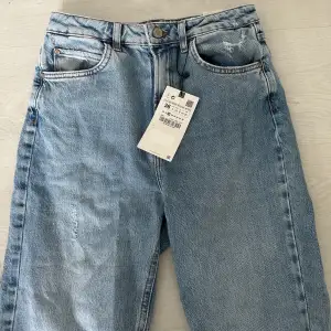 Jeans från Zara i modell Slim Flare strl 36. Långa jeans med split på sidorna. Oanvänd, lapp sitter på.