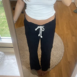 Linnebyxor  - Säljer dessa fina byxor från Roxy. Byxorna är i bra skick men har sprättat upp byxorna så att de blev längre, men inget som syns!! Köpta för 599kr men säljer för 150kr💞💞