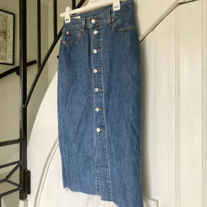Jeanskjol, Levi’s - Jeans-kjol från Levi’s med knappar fram. Midi längd och midjemått 25!🐝