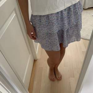 Super söt kjol från SHEIN i storlek s jättefint skick också!! 😇