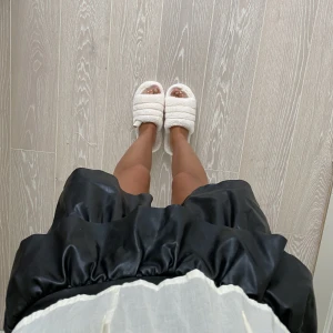 Läderkjol - Svinsnygg kjol i läder med volanger, ääälskar denna!!