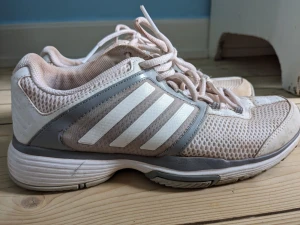 Adidas tennisskor - Tennis skor från Adidas storlek 38 2/3 nästan 39. Smala så tror 38 är bäst, passar nog 37 också. Ska tvätta dem så gott det går innan överlämning.  Finns att hämta i Stockholm. Hör av dig om detta låter bra:)