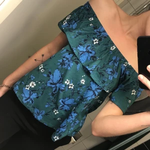Blommig off-Shoulder topp! - Blommig off-Shoulder topp i blått och grönt. Bara provad.