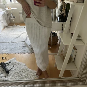 Lång kjol  - Säljer min vita, längre och stickade kjol från lindex!! 🍒