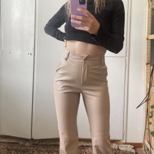 Madlady Ljusa skinnbyxor Small - Helt oanvända skinnbyxor från madlady, endast provade några gånger. Köpta för 599, säljer för 400 kr. Skriv för fler bilder!