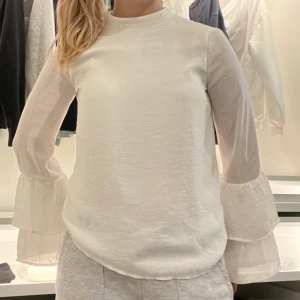 Blus - En vit blus från Bershka🤍🤍