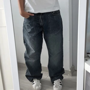 Vintage baggy jeans - Skitsnygga baggy jeans. Faller över skon på mig som är ca 170 cm lång. Märket heter Ciro Citterio.