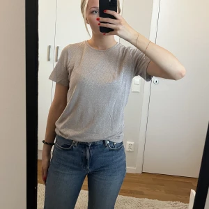Topp - Glittrig t-shirt ifrån &other stories. Storlek s. 100kr+frakt