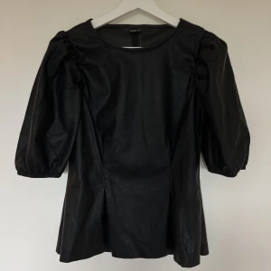 Svart blus med puffärmar - Jättefin oanvänd blus från Gina, köpt för 299kr💕