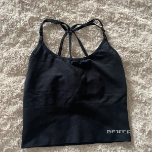 Better bodies top - Använd men fint skick, saknas pads. Storlek medium men sitter absolut som en S tycker jag.