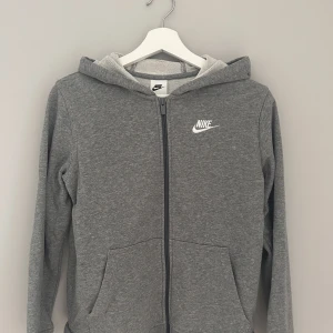 Nike zip-hoodie - Zip-hoodie från Nike. Använd men bra skick. Strl XS/S (herr). 