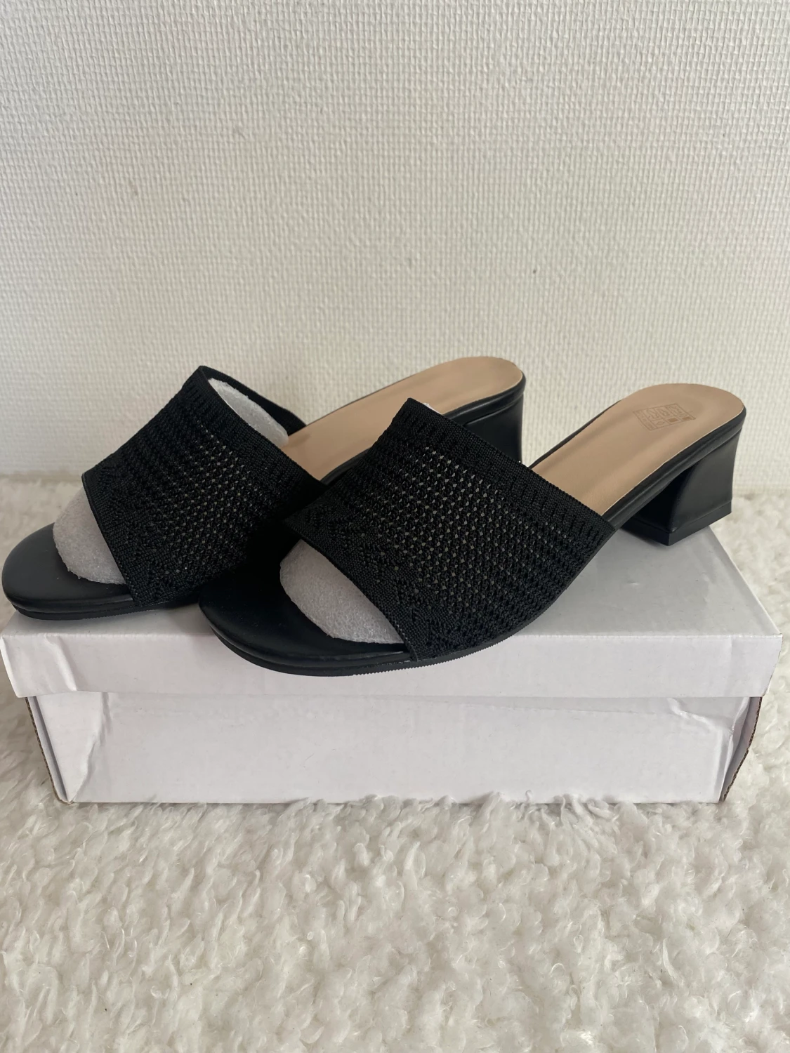 Oanvända skor med klack  - 90