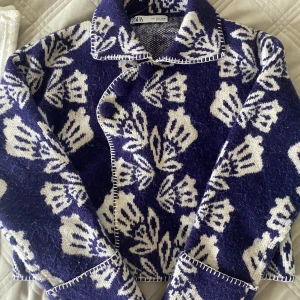 Stickad zara tröja - Jättefin stickad tröja/kofta från Zara med mönstrat tyg! (Slutsåld, köpt för 399kr, Blå/lila i färgen) 