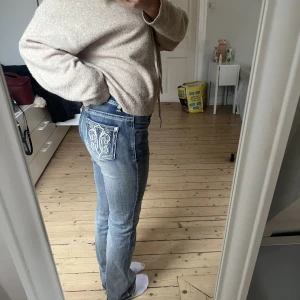 Bootcut Jens med dekorationer på fickorna - Säljer mina fantastiskt snygga jeans ifrån jeans Uno, hyfsat använda men inga fel förutom att gylfen är sönder men de äe jättebilligt att fixa, kan möjligt vis fixa det innan jag fraktar dem❤️