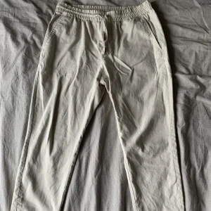 Linnebyxor - Säljs pga. att de är för små. Använda fåtal gånger. Köpta för 1000kr