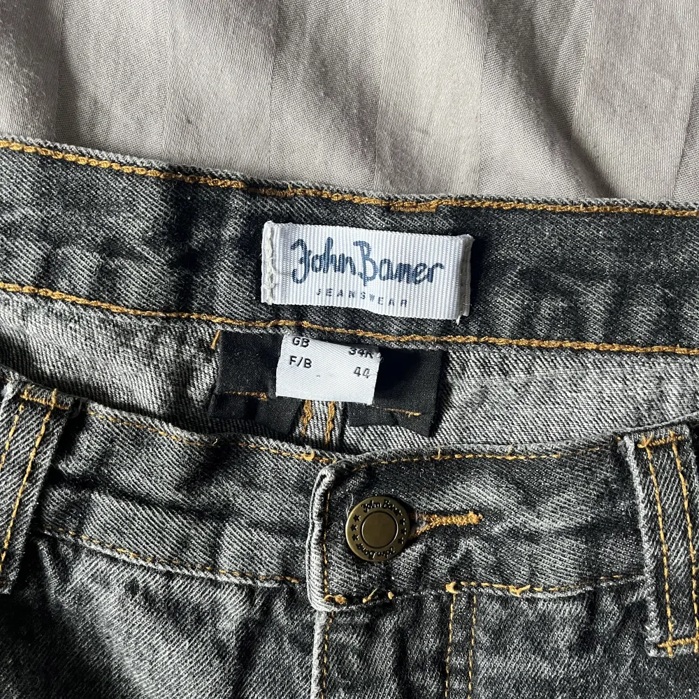 John Baner jeans strl eu 50. Midja 44cm, längt 98cm. Jeansen är i gott använt skick och har ingea synliga täcken på användning. Pris går att diskutera.. Jeans & Byxor.