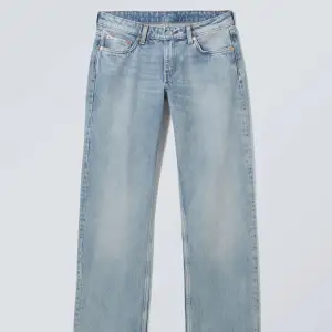 Fina, blå Weekday jeans i modellen arrow. Är för små för mig nu🫶🏻