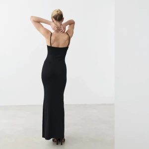 Maxi slip dress - Svart lång klänning. Säljer denna pga att den inte passade mig, knappt använd, skönt material.