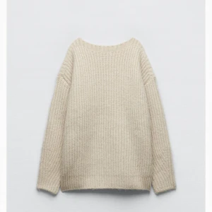 Stickad tröja zara - Stickad tröja ifrån zara. Lite tjockare stickad så super skön. Har en liten mer båtkage och inte en rundare. Sparsamt använd men lite nopprig, annars inga andra defekter. Köpt för 500💗 