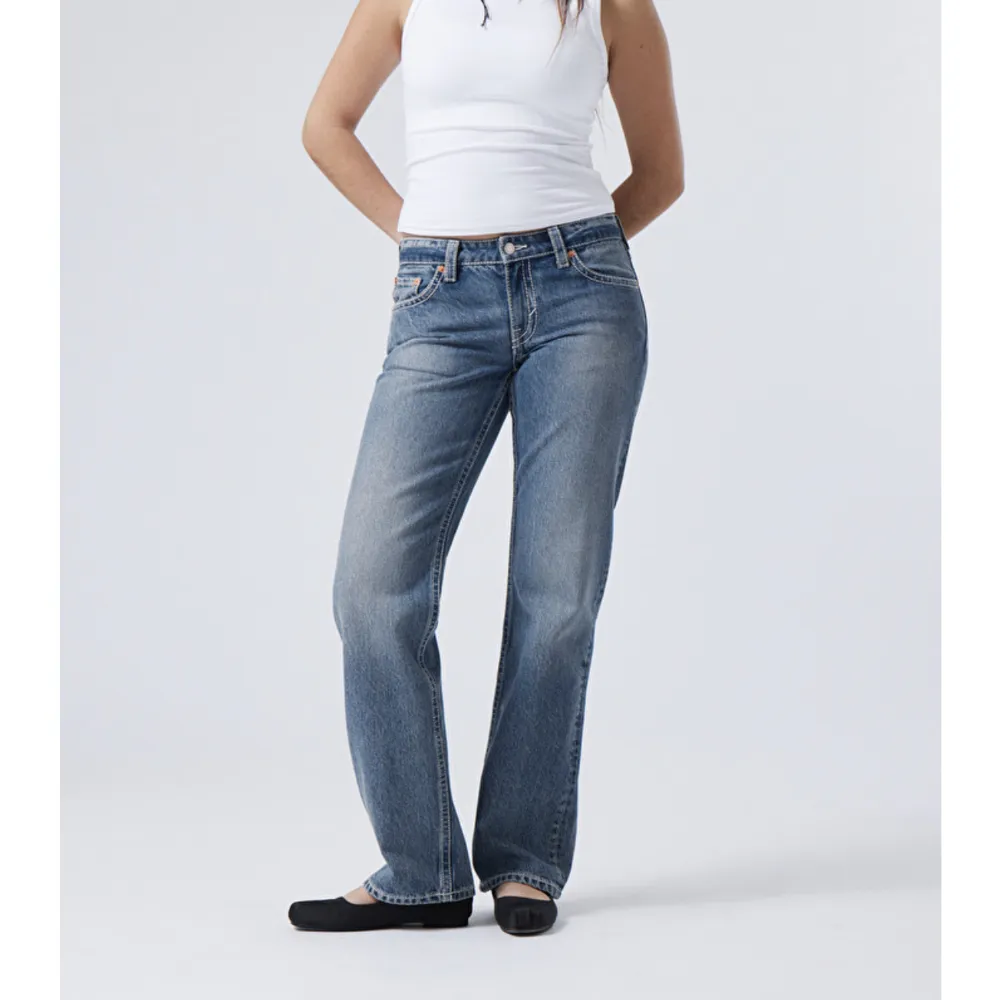 Arrow Low waist jeans från weekday. Jeansen är i ny skick och säljs pågrund av att de inte kommer till användning . Jeans & Byxor.