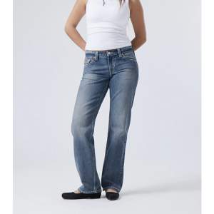 Arrow Low waist jeans från weekday. Jeansen är i ny skick och säljs pågrund av att de inte kommer till användning 
