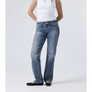 Arrow low waist jeans - Arrow Low waist jeans från weekday. Jeansen är i ny skick och säljs pågrund av att de inte kommer till användning 