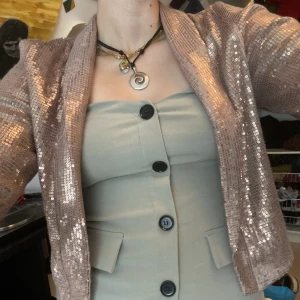 Party kavaj! - En brons glittrig kavaj med paljetter💕