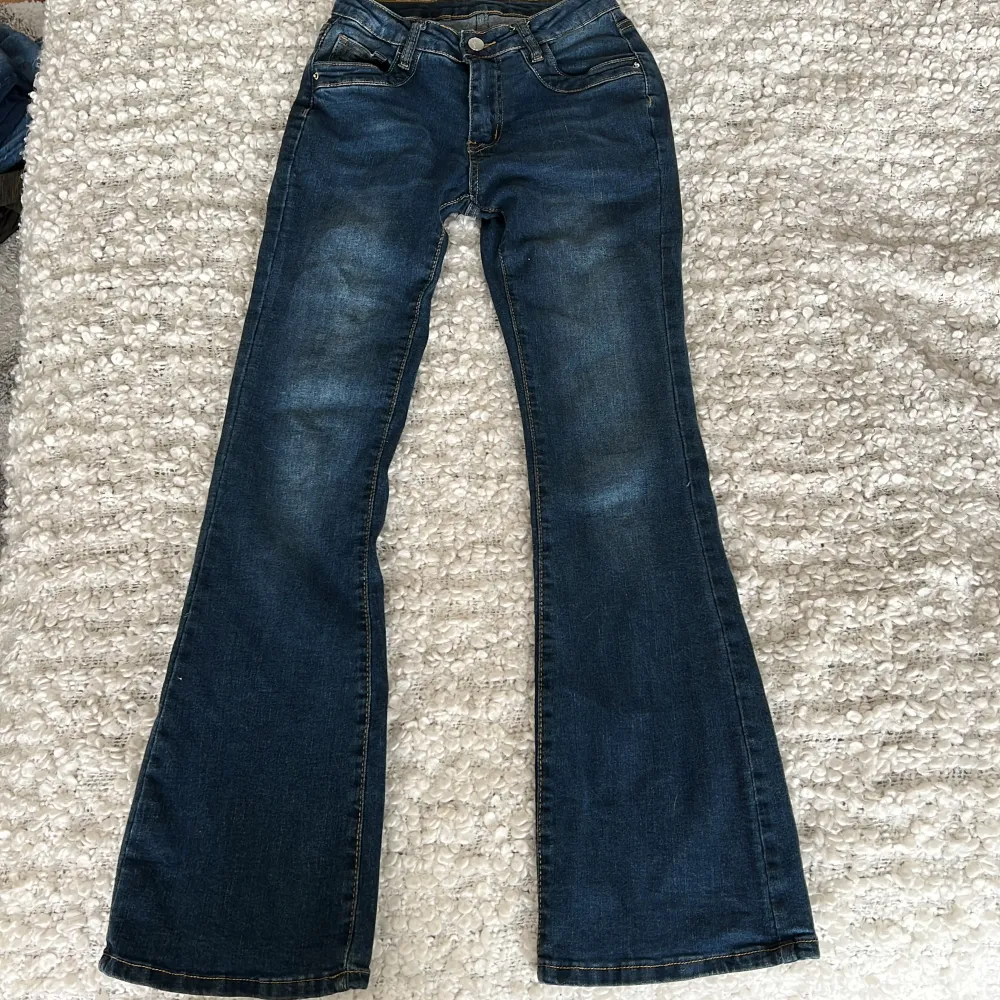 Jeans i storleken 34/xs och är från Shein. De är i bra skick och en fin mörkblå färg. Lågmidjade och Perfekta för hösten som kommer. . Jeans & Byxor.