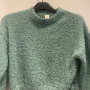 Stickad tröja - Säljer denna turkosa stickade tröja från Lindex använd ca 4 ggr